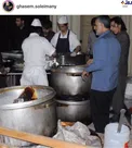 عکس/قاسم سلیمانی در حال پختن غذای نذری