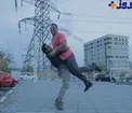 کار عجیب و غریب آقای بازیگر وسط خیابان+ عکس