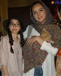 گربه بامزه بازیگر زن مشهور در آغوشش+عکس