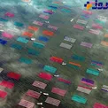 عبور قایق‌ها از میان تورهای رنگارنگ برای کشت جلبک + عکس