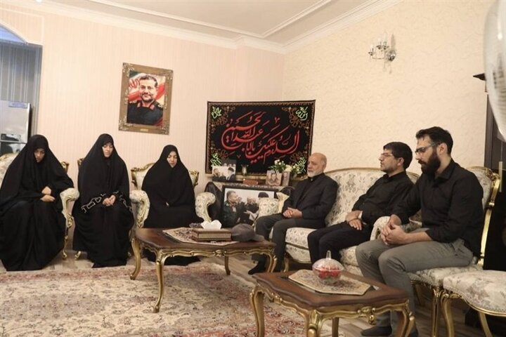 سرلشکر عبداللهی با خانواده شهید غلامرضا سلیمانی دیدار کرد سرلشکر عبداللهی با خانواده شهید غلامرضا سلیمانی دیدار کرد