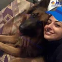 خانم بازیگر در حال در آغوش کشیدن سگ ترسناک در خانه +عکس