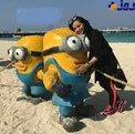 بازیگر زن مشهور و مجسمه های بامزه اش کنار دریا