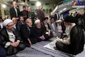 تصویری از گفتگوی صمیمی رهبر انقلاب با مسئولان نظام