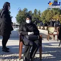 خواهر استاد شجریان در محل برگزاری مراسم خاکسپاری/عکس