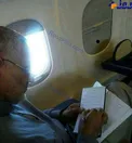 عکس/ سردار سلیمانی در حال مطالعه کتابی از گابریل گارسیا