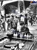 عکس/ فالوده فروش دوره گرد مقابل دانشگاه تهران در سال ۱۳۵۸