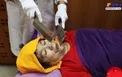 ماساژدرمانی عجیب زنان با ساتور+عکس