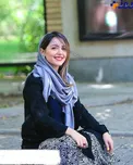 نشستن خانم بازیگر وسط خیابان با دامن خاصی که برتن دارد/عکس