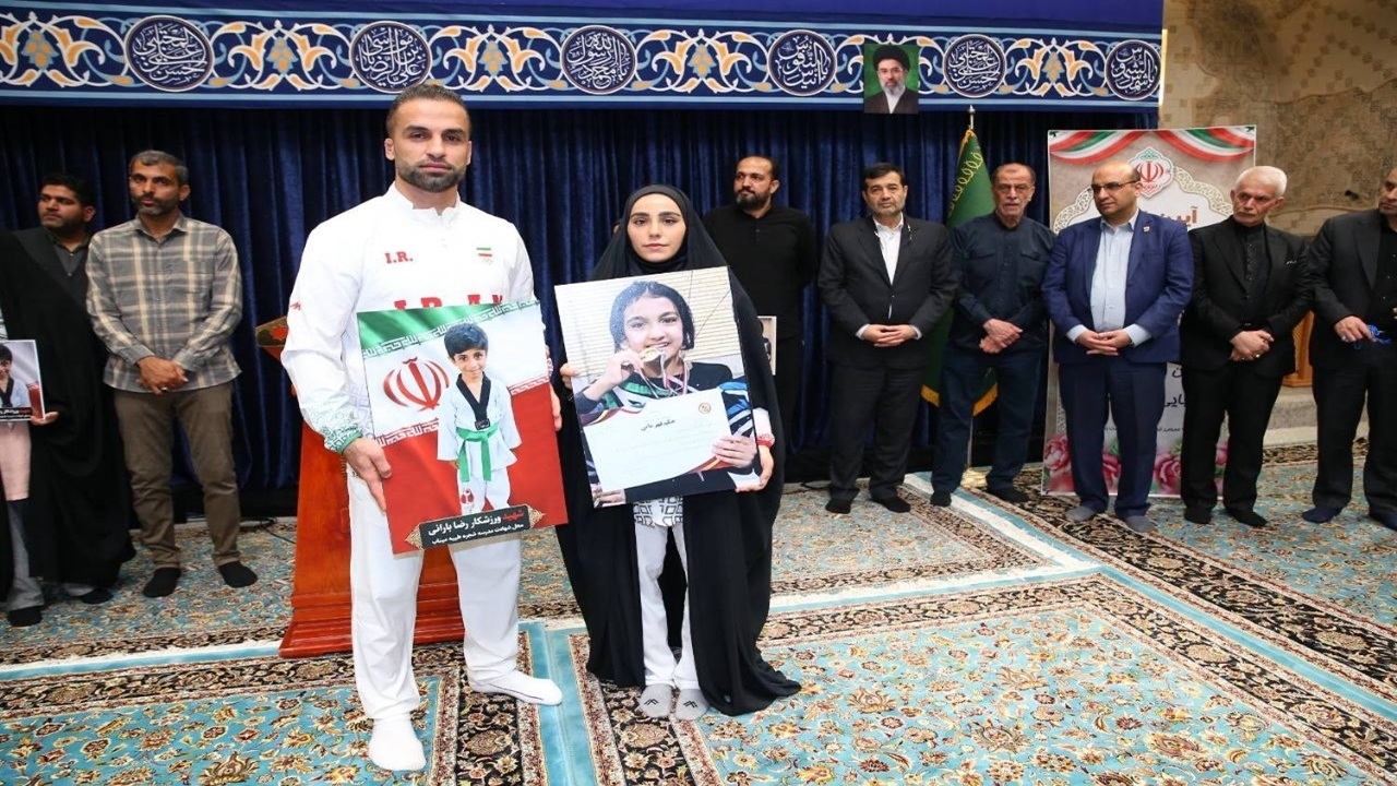اعطای پرچمداران کاروان «فرشته‌های میناب» به پرچمداران ایران در ناگویا