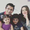 شیلا خداداد شاد و سرحال همراه خانواده‌اش+عکس
