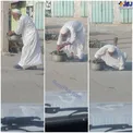 امام جمعه موقت گناوه در حال تمیز کردن ورودی فاضلاب+عکس