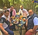خوشگذرانی بازیگر مشهور با دوستانش پس از حواشی بسیار درباره جدایی از همسرش