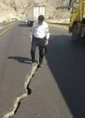 شکاف عمیق در آزادراه بندرعباس- حاجی‌آباد در پی زلزله/عکس