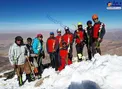 عکس/ گلباران محل سقوط هواپیمای مسافربری از سوی امدادگران