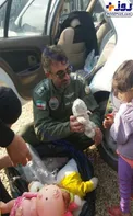 همدردی زیبای یک خلبانان با كودكان مناطق زلزله زده/عکس