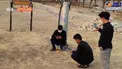 امتحان دادن بچه های روستایی کنار جاده به خاطر نبود اینترنت!/عکس