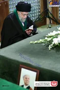 حضور رهبرانقلاب اسلامی بر مزار آیت الله هاشمی رفسنجانی/عکس
