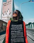 توریست آمریکایی با تیشرت ضد ترامپ/عکس
