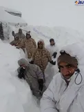 سلفی مرزبانان در سرمای ۲۵ درجه زیر صفر+عکس