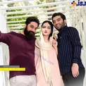 عکس/ خواننده مشهور در کنار خواهر و برادرش
