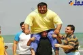 ورزشکار قدرتمندی که حسین رضا زاده را بر روی دوش خود بلند کرد+ عکس