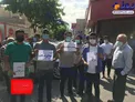 تجمع طرفداران عزت الله ضرغامی در مقابل درب وزارت کشور/عکس