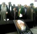 عکس/اقامه نماز بر پیکر آیت الله حائری شیرازی توسط آیت الله شبیری زنجانی