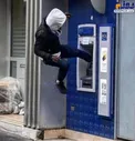 برخورد خشن یک مشتری با عابر بانک!+عکس