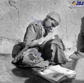 پسرک در حال انجام مشق با قلم و دوات+عکس