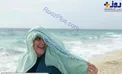 ژست و پوشش عجیب و غریب خانم بازیگر کنار دریا+عکس