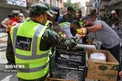 حس زیبای همدلی در حادثه متروپل آبادان/ عکس