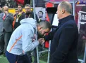 دست بوسی ستاره سابق بارسلونا + عکس