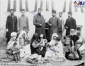 عکس خانوادگی عجیب و غریب در اواخر دوران قاجار