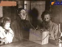 خانواده ای که برای اولین بار به رادیو گوش دادند+ عکس