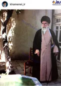 رهبر انقلاب در حیاط منزل پدری + عکس
