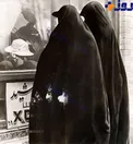 دو زن محجبه مقابل ویترین مغازه کلاه فروشی سال 1320 + عکس
