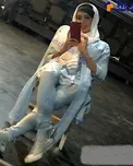 ژست عجيب بازيگر معروف زن با شلوار پاره/عكس