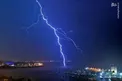 عکس/ لحظه برخورد صاعقه در نزدیکی باشگاه قایق‌رانی