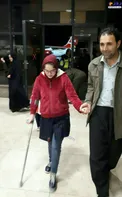 عکس/ هانیه دختر سرپل ذهابی با پای خود به کرمانشاه بازگشت