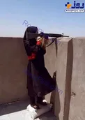 دختر افغان درحال جنگ با طالبان +عکس