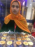 عکس/ دختر اهداکننده مدال ها در پشت صحنه!
