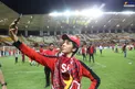 سلفی دختر پرسپولیسی وسط چمن استادیوم ! +عکس