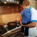 آشپزی کردن آقای وزیر برای خانواده‌اش +عکس