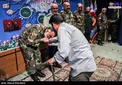 عکس/ بوسه فرمانده نزاجا بر دستان یک جانباز