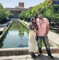 تیپ جالب بازیگر مشهور و همسرش در یک مکان تفریحی+ عکس