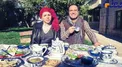 عکسی دیده نشده از صبحانه خوردن آقای بازیگر مشهور و همسرش در یک منظره زیبا