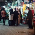 نماینده رهبر انقلاب بدون محافظ شخصی در بازار +عکس
