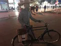 مجسمه جالب يک پيرمرد با كتاب حافظ در ميدان شهرداری رشت +عكس