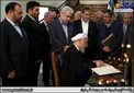 روحانی در حال امضای دفتر یادبود جانباختگان حادثه سقوط هواپیما